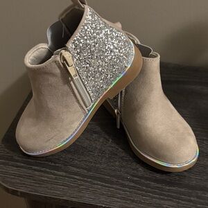 **NWOT Harper Canyon Tan and Silver Kids Boots